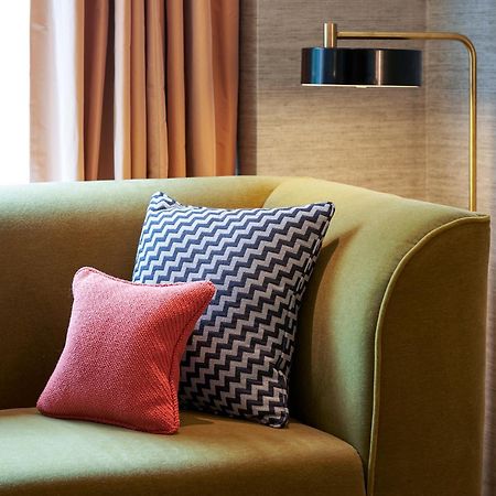 The Fitzwilliam Hotel Dublin Eksteriør bilde A sofa with cushions