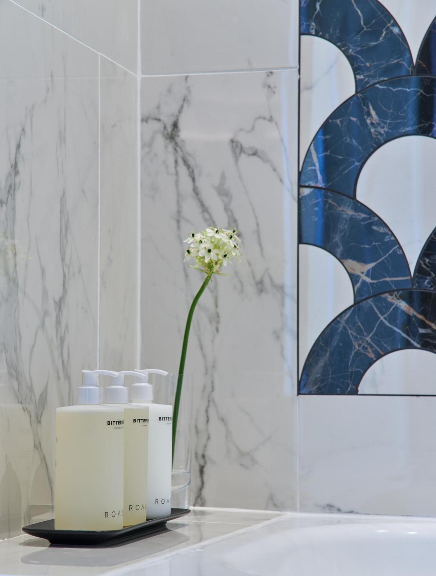 The Fitzwilliam Hotel Dublin Eksteriør bilde A bathroom at the hotel