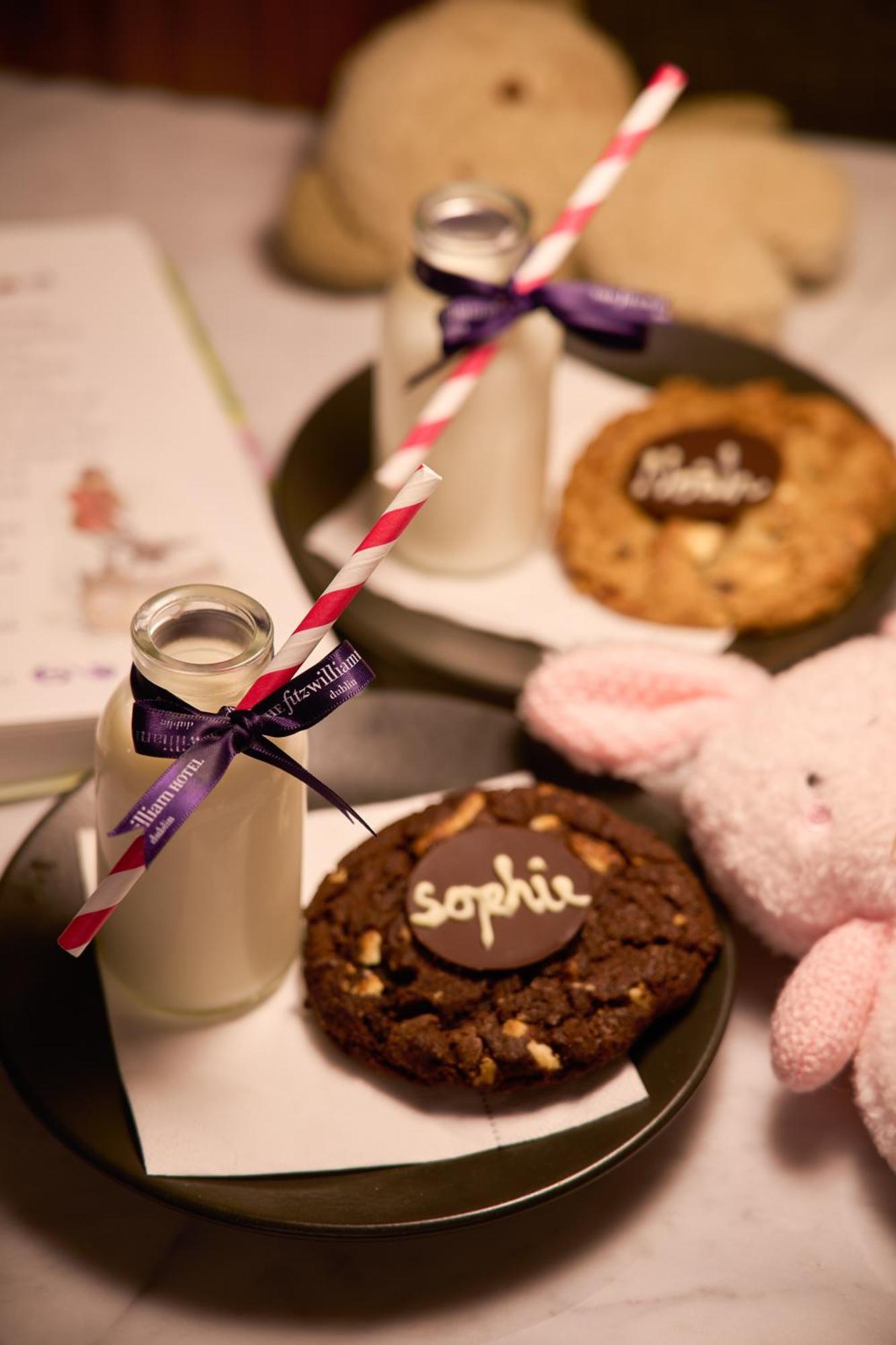 The Fitzwilliam Hotel Dublin Eksteriør bilde Milk and cookies