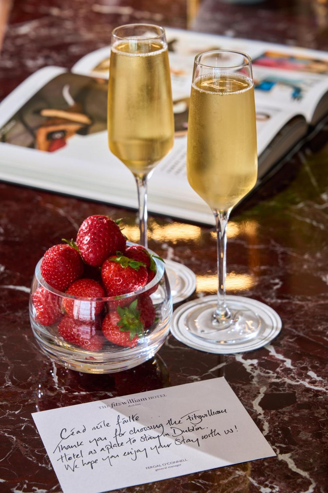 The Fitzwilliam Hotel Dublin Eksteriør bilde Champagne and strawberries