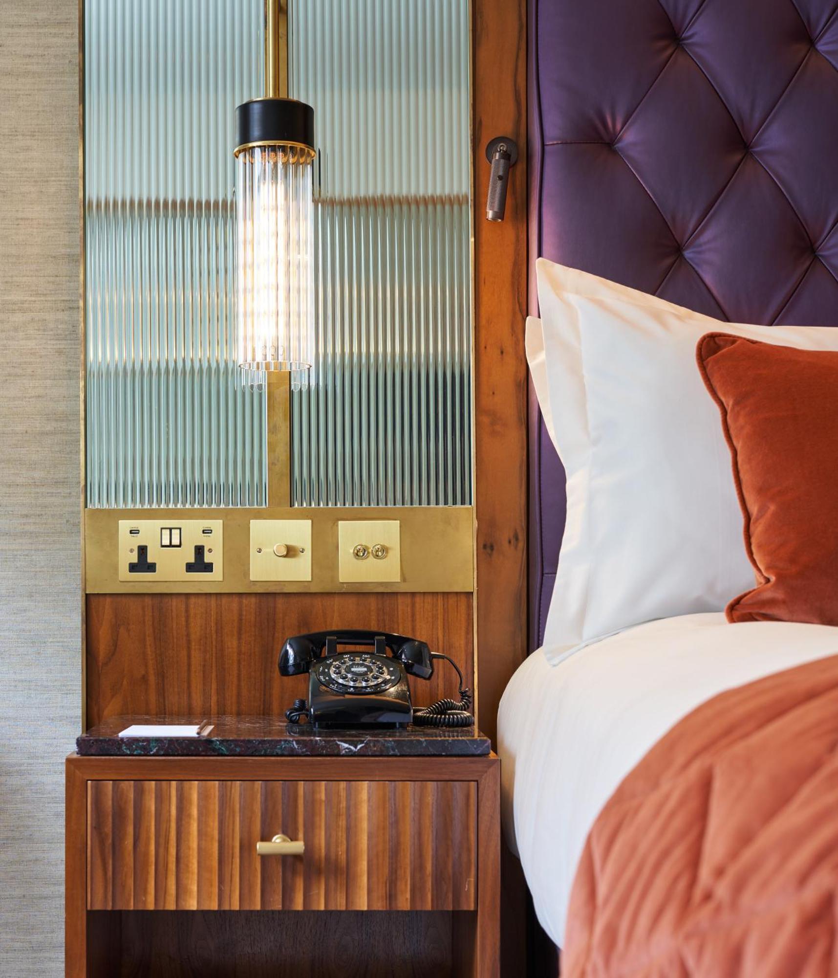 The Fitzwilliam Hotel Dublin Eksteriør bilde A telephone in a hotel room