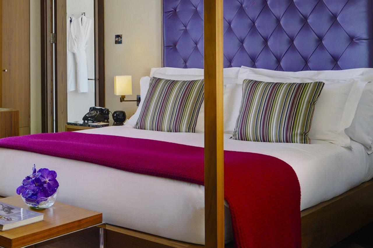 The Fitzwilliam Hotel Dublin Eksteriør bilde A bedroom at the hotel
