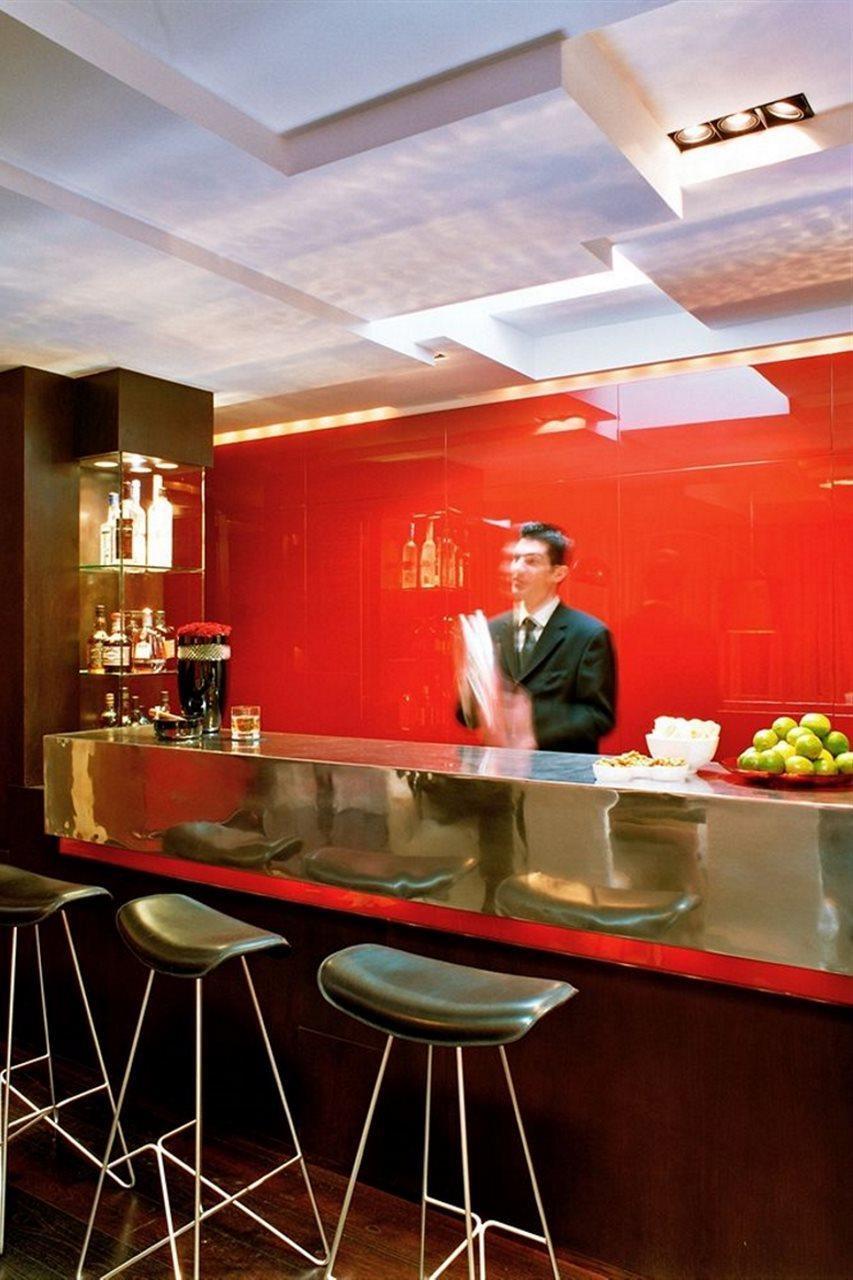 The Fitzwilliam Hotel Dublin Restaurant bilde A bartender at work