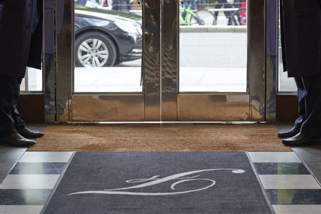 The Fitzwilliam Hotel Dublin Eksteriør bilde Entrance to the hotel