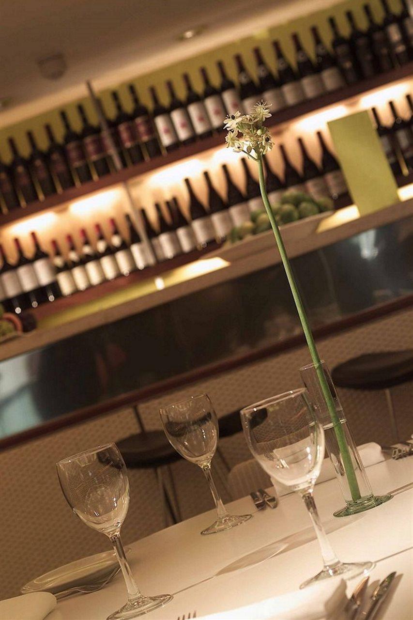 The Fitzwilliam Hotel Dublin Eksteriør bilde The bar at the restaurant